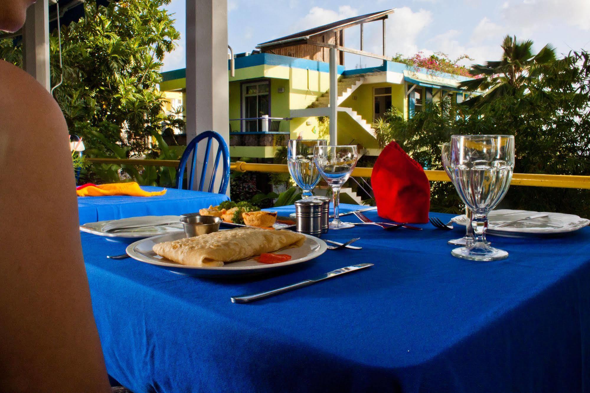 Castle Comfort Lodge Розо Екстериор снимка